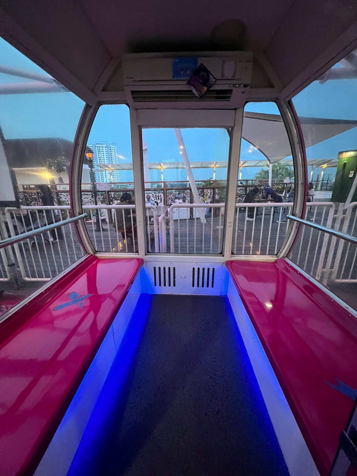 Interior kabin J-SKY Ferris Wheel