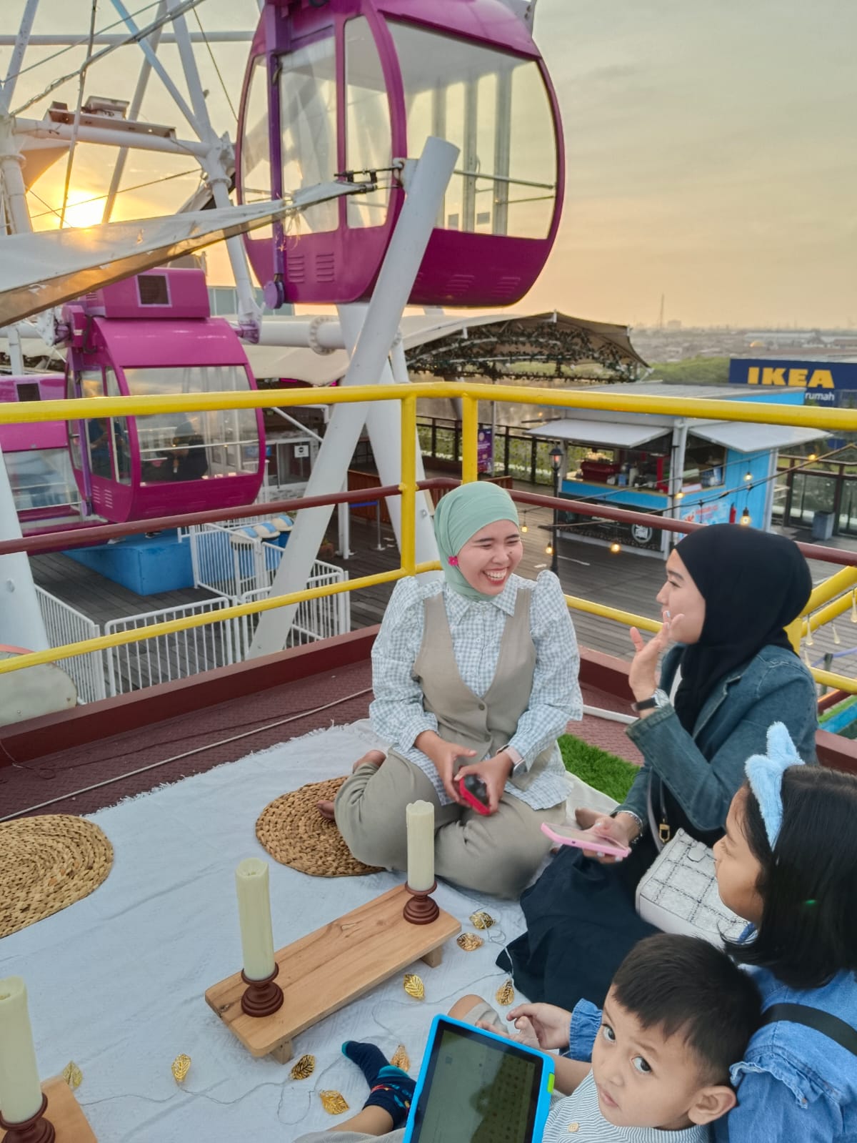 Pengunjung bersama keluarga di J-SKY Ferris Wheel