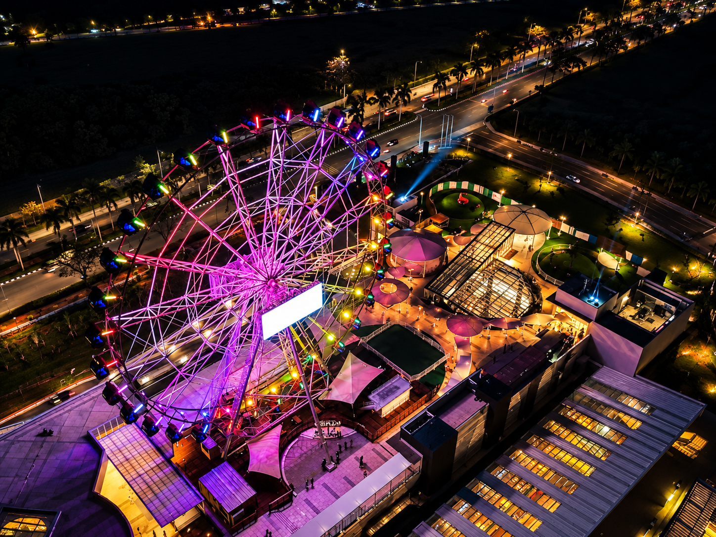 J-SKY Ferris Wheel pada malam hari