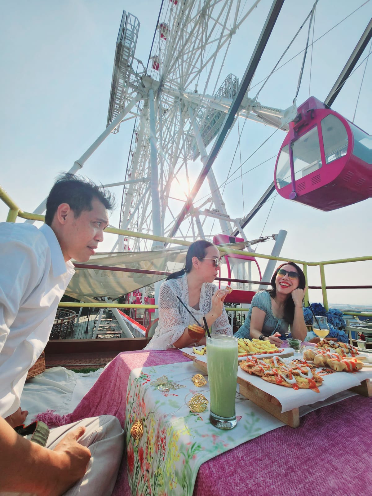 Pengunjung menikmati pengalaman J-SKY Ferris Wheel